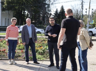 Глава округа Николай Пархоменко осмотрел предполагаемое место установки стелы в Рузе