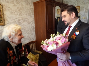 Николай Пархоменко поздравил ветерана Екатерину Акимовну Чернявскую